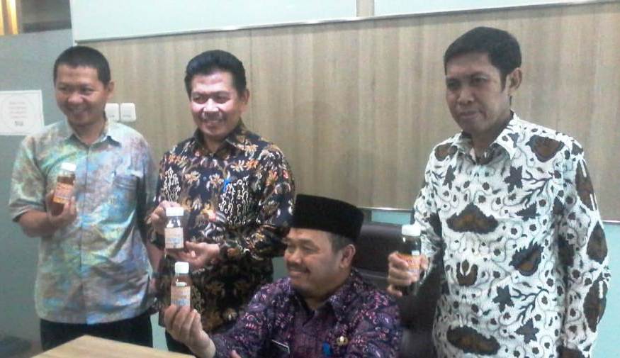 Kadishut Jabar, Ir H Evi (duduk), tunjukkan madu hasil budi daya lebah trigona. Foto: dara.co.id/Adems