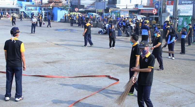 Ratusan petugas gabungan melakukan kerja bakti membersihkan area Terminal Banjaran, Kabupaten Bandung, Jawa Barat, Selasa (2/7/2019). Kegiatan tersebut merupakan gerakan Salsaminal yang diinisiasi Dishub Kabupaten Bandung. Foto: dara.co.id/Zein