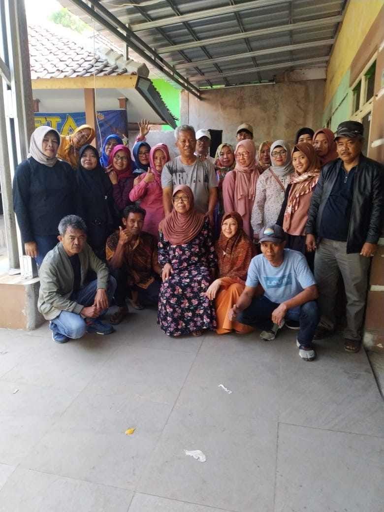 Foto bersama saat silaturahmi ke rumah Haji Edi Sumitra di Cianjur (Foto: denkur)