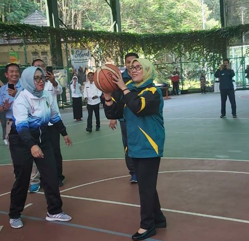 Kepala Dinas Pendidikan Jawa Barat, Dewi Sartika membuka O2SN antar SMK se Jawa Barat (Foto: galamedianews.com)