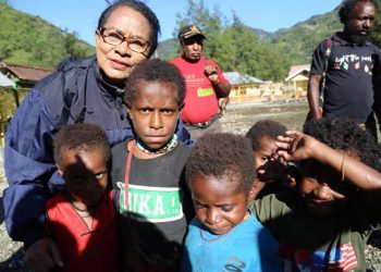 Menteri Perlindungan Perempuan dan Anak, Yohana Yembise dan anak-anak Papua (Foto: Sindonews)