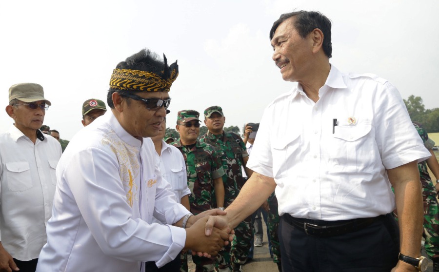 Bupati Bandung (kiri) mendampingi kunjungan kerja Menko Maritim RI (kanan) dalam kunjungan kerjanya di Kabupaten Bandung. Foto: Humas Kabupaten Bandung
