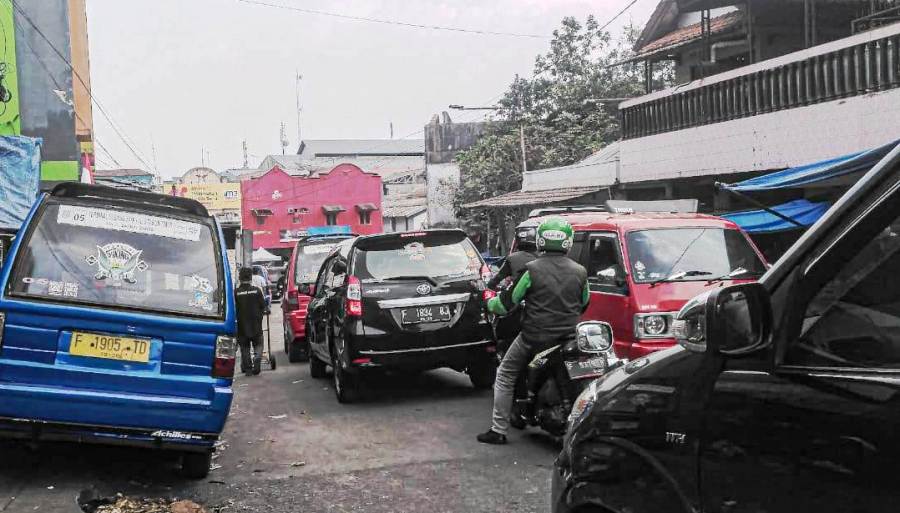 Arus lalu lintas di Jalan Stasiun Timur, Kota Sukabumi. Foto: dara.co.id/Riri


