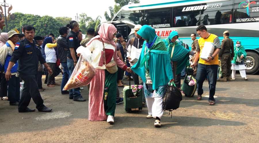 Jemaah haji asal Kota Sukabumi tiba di Mesjid Agung. Foto: dara.co.id/Riri
