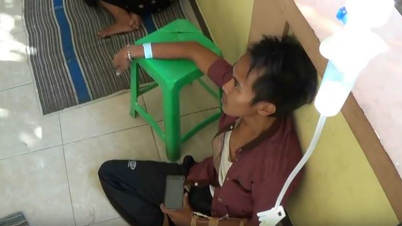 Seorang korban miras oplosan yang mendapat perawatan di RSUD Abdoer Rahem Situbondo (Foto: iNews)