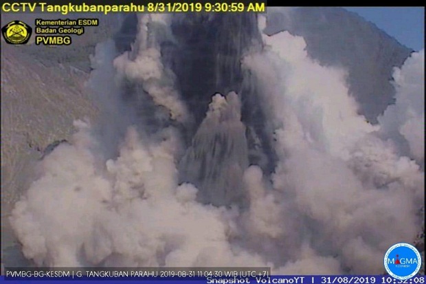 Cuplikan gambar kamera CCTV Pos Pemantau Gunungapi Tangkuban Parahu PVMBG menunjukkan aktivitas vulkanik Tangkuban Parahu hari ini. Foto/Istimewa/sindonews