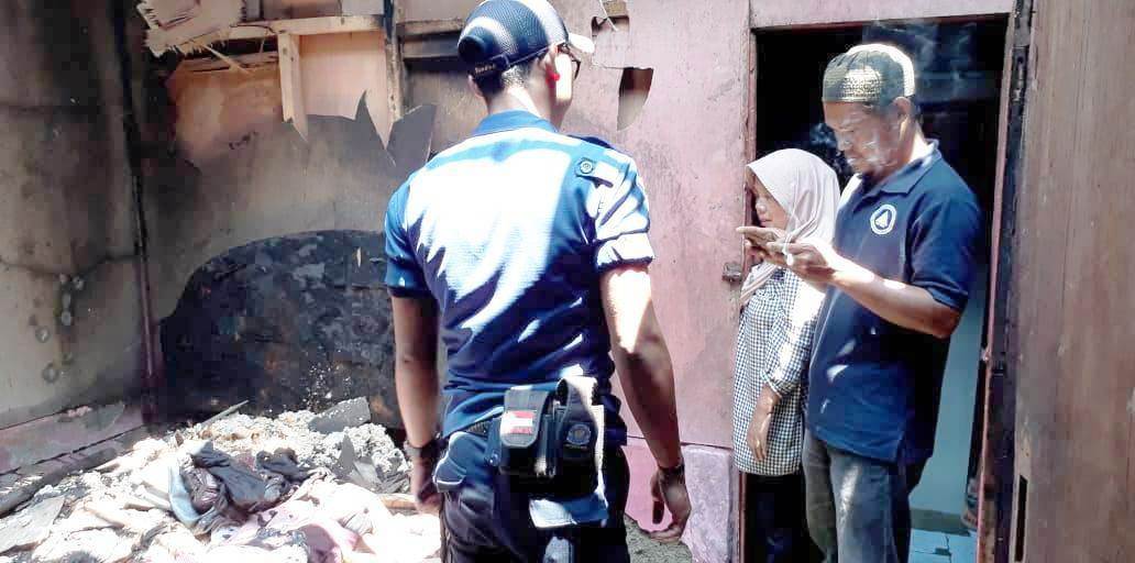 Personel BPBD Kota Sukabumi bersama warga,  seusai memadamkan api yang melalap rumah Rini. Foto: dara.co.id/Riri