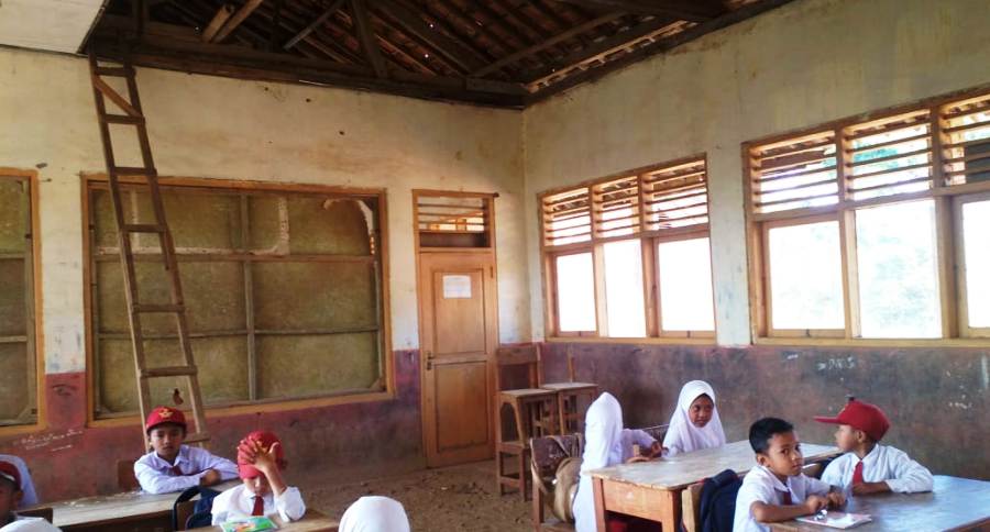 Murid tetap semanagat belajar meski bangunan SDN Puncakdago, Kecamatan Bantar Gadung,  Kabupaten Sukabumi, Jawa Barat rusak parah. Foto: dara.co.id/Riri