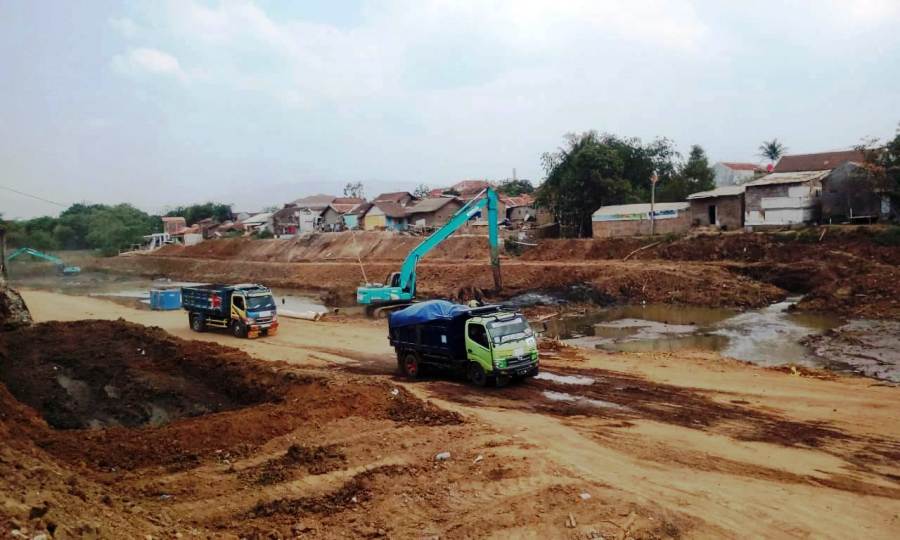 Proyek pembangunan Floodway Cisangkuy. Foto-foto: dara.co.id/Sopandi