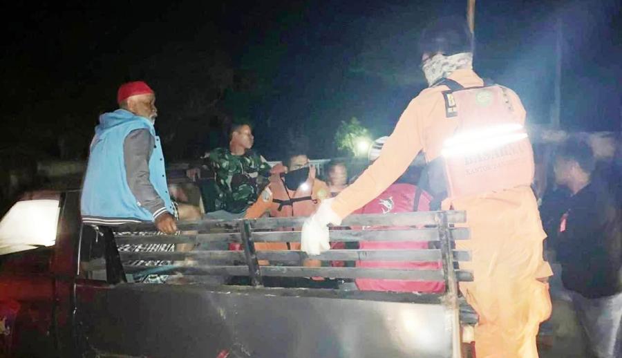Tim SAR gabungan membawa jenazah Ujang (47), nelayan Pantai Santolo Garut yang tewas setelah perahunya terbalik digulung ombak. Foto: dara.co.id/Beni