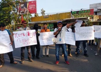 Wartawan Kabupaten Garut menggelar aksi solidaritas terkait kekerasan kepada wartawan yang meliput aksi demontrasi penolakan RUU di beberapa daerah di Bundaran Simpang Lima, Kamis (26/9/2019). Foto: dara.co.id/Beni