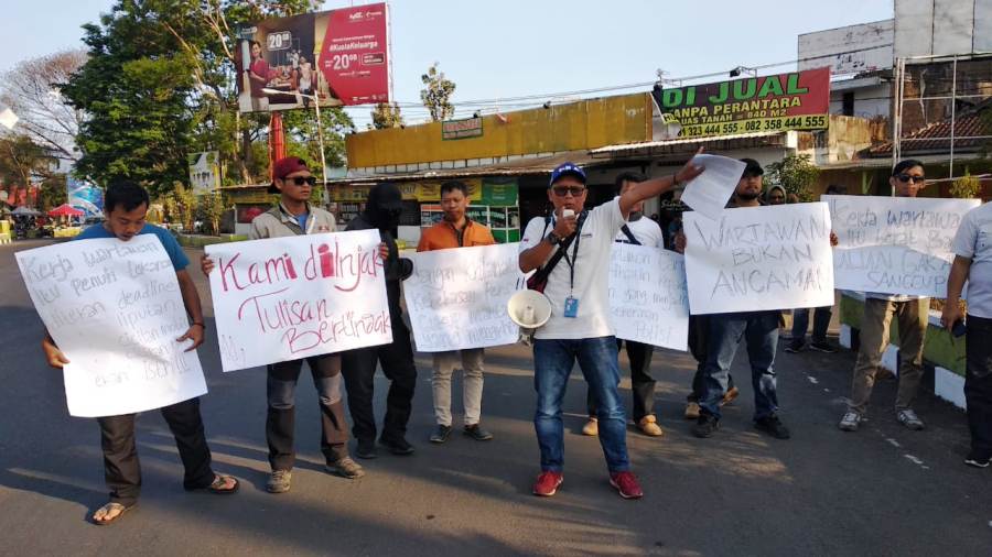Wartawan Kabupaten Garut menggelar aksi solidaritas terkait kekerasan kepada wartawan yang meliput aksi demontrasi penolakan RUU di beberapa daerah di Bundaran Simpang Lima, Kamis (26/9/2019). Foto: dara.co.id/Beni