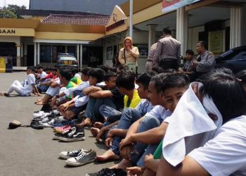 Puluhan pelajar Kota Sukabumi diamankan  di Mapolres Sukabumi Kota. Foto: dara.co.id/Riri
