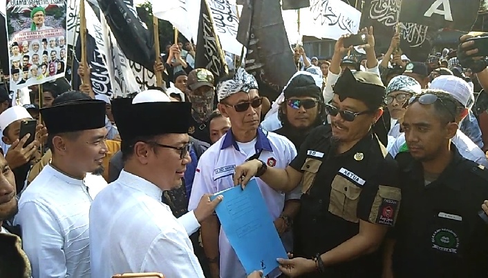 Wali Kota Sukabumi, Achmad Fahmi, menerima petisi dari massa AMIR. Foto: dara.co.id/Riri