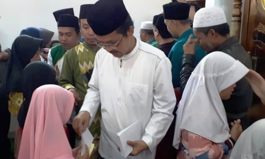 Pimpinan Ponpes Darussalam, Acep Hilman Mifrahurojak, memberikan santunan kepada anak yatim di Kecamatan Pasirjambu, Kabupaten Bandung, Jawa Barat, Selasa (10/9/2019). Kegiatan tersebut dalam rangka memperingati Hari Anak Yatim. Foto: dara.co.id/Zein 