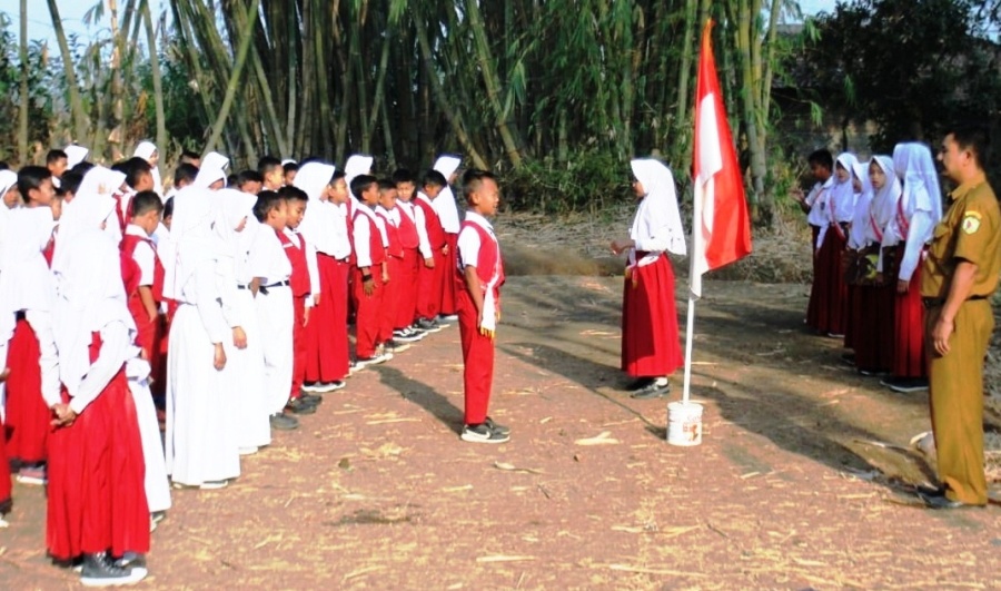 Siswa SDN Tanjung Biru di Desa Biru, Kecamatan Majalaya, Kabupaten Bandung, melaksanakan upacara di kebun bambu. Foto: dara.co.id/Muhammad Zein