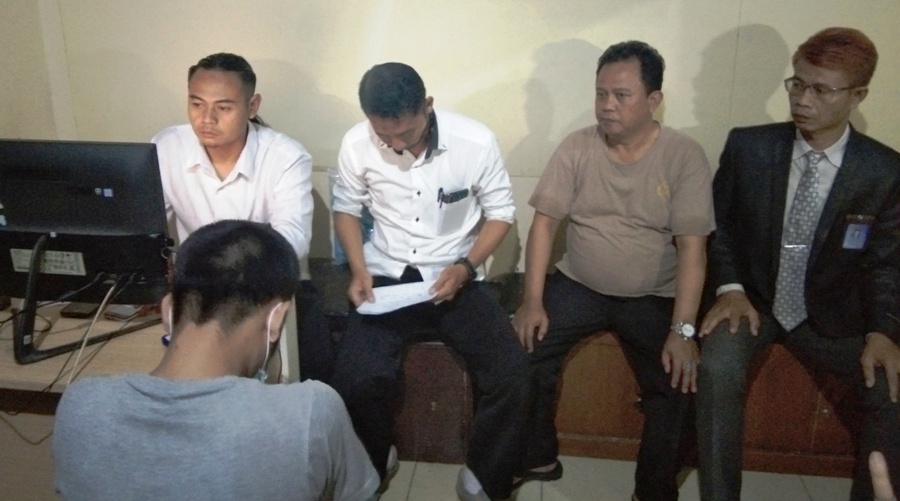 AG alias D diperiksa unit PPA Satreskrim Polres Garut. Foto: dara.co.id/Beni
