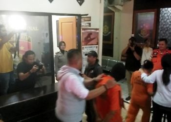 Tiga pelaku inses dan pembunuhan bocah 5 tahun dalam reka adegan (rekontruksi) di kantor Polres Sukabumi Kota. Foto-foto: dara.co.id/Riri