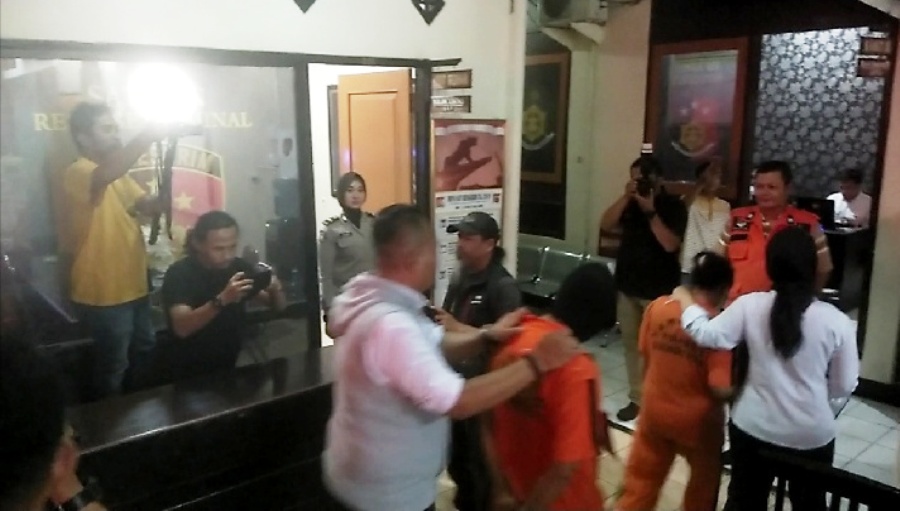 Tiga pelaku inses dan pembunuhan bocah 5 tahun dalam reka adegan (rekontruksi) di kantor Polres Sukabumi Kota. Foto-foto: dara.co.id/Riri

