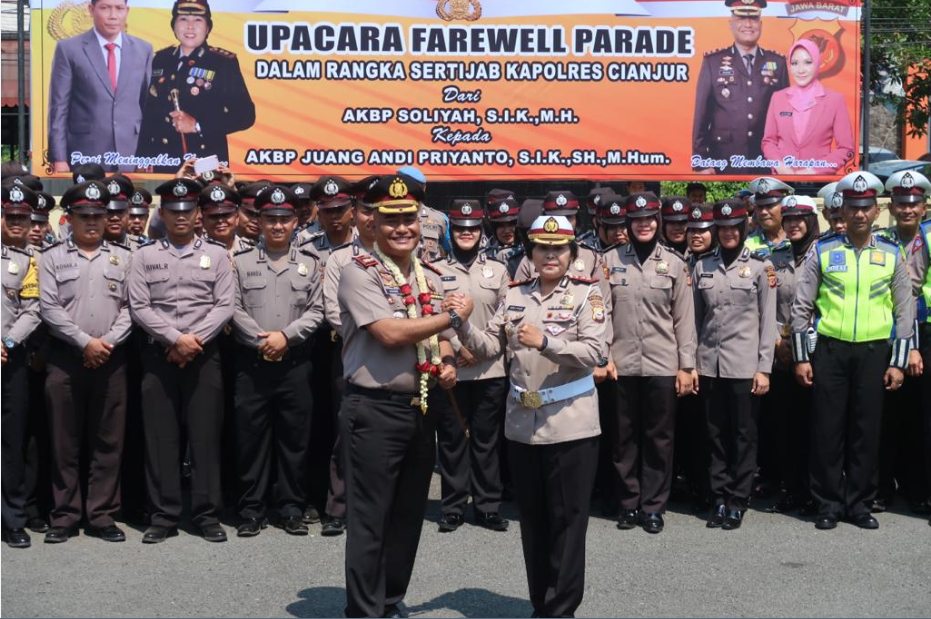 Kapolres Cianjur, AKBP Soliyah saat perpisahan dengan personilnya (Foto: purwanda)
