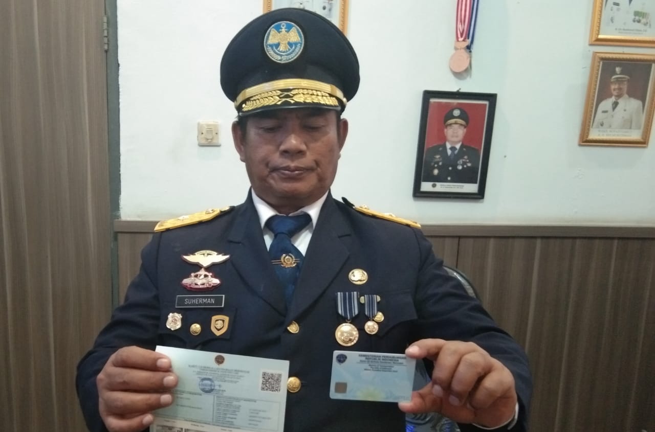 Kepala Dinas Perhubungan Garut, Suherman menunjukan kir elektronik yang mulai diterapkan sejak 1 September 2019. Foto: dara.co.id/Beni