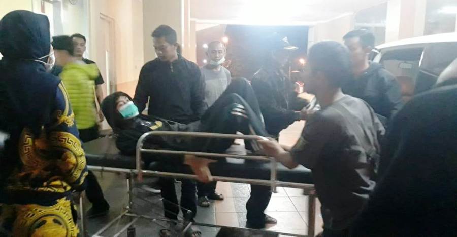 Salah seorang korban keracunan di rumah sakit. Foto-foto: dara.co.id/Purwanda