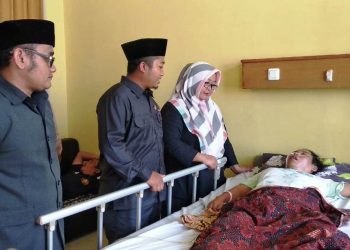 Anggota DPRD Garut, Subhan Fahmi, dan Dadan Wandiansyah menengok Musliati, guru honorer yang terbaring sakit di RSUD dr Slamet Garut, Selasa (1/10/2019). Foto: dara.co.id/Beni