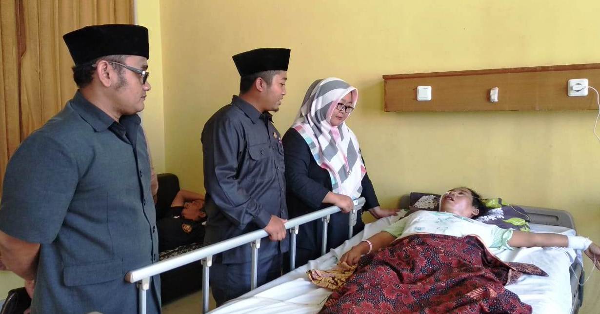 Anggota DPRD Garut, Subhan Fahmi, dan Dadan Wandiansyah menengok Musliati, guru honorer yang terbaring sakit di RSUD dr Slamet Garut, Selasa (1/10/2019). Foto: dara.co.id/Beni