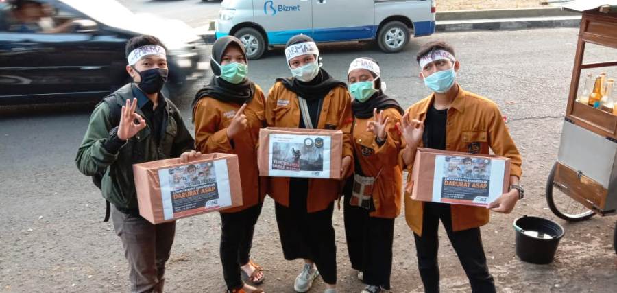 Mahasiswa Uniga saat menggalang dana bagi warga terdampak kabut asap. Foto: dara.co.id/Beni