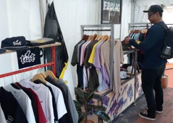 Seorang pengunjung melihat baju buatan brand lokal Garut saat menggelar pameran di Jalan Bank, Kecamatan Garut Kota, Jumat (4/10/2019). Foto: dara,co,id/Beni