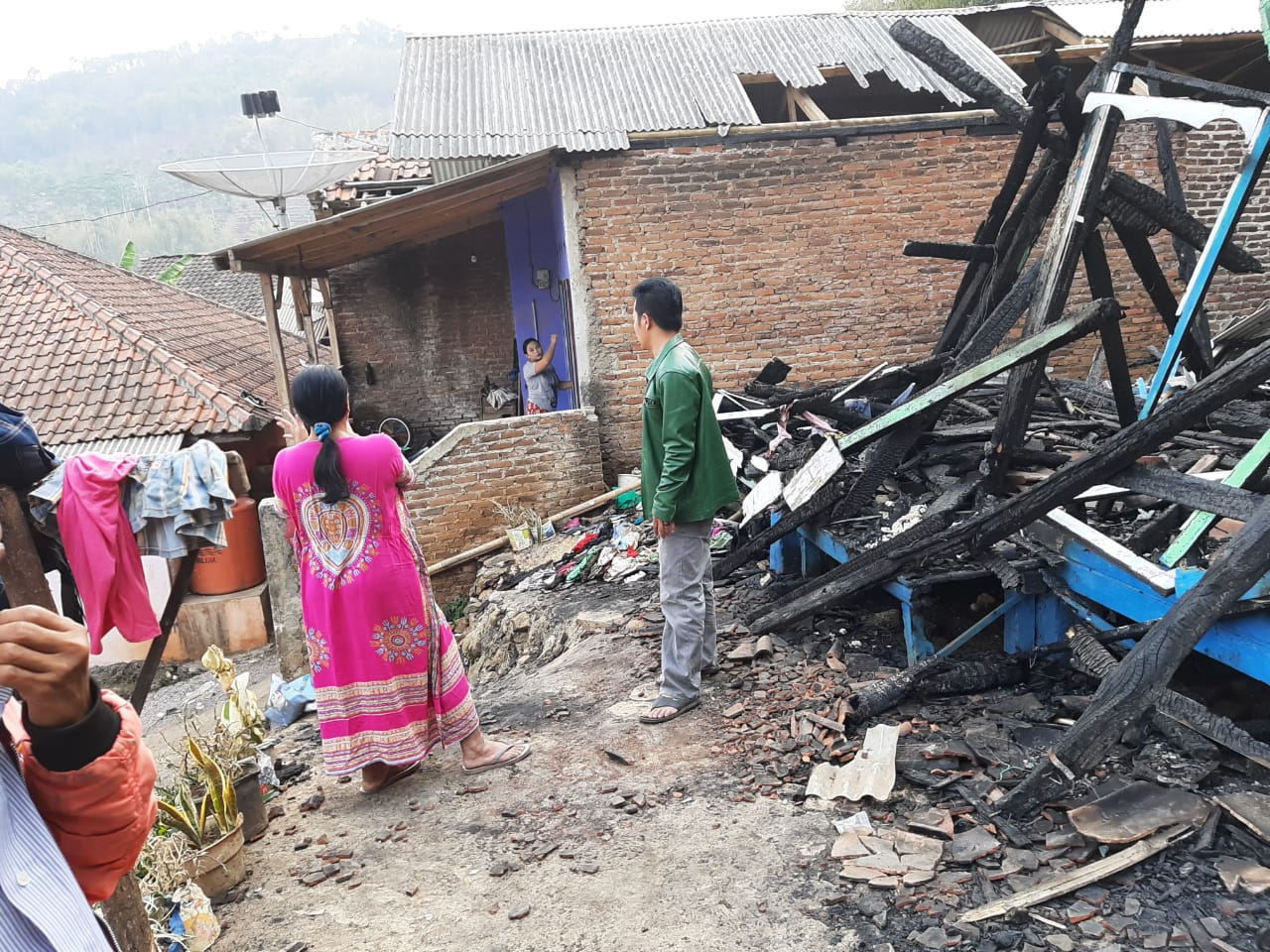 Kebakaran menghanguskan rumah di Kampung Rancaseel, RT 1/8, Desa Cigagade, Kecamatan Limbangan, Garut, Sabtu (5/10/2019). Foto: dara.co.id//Beni
