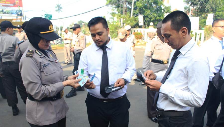 Propam sidak personil di lingkungan kantor Polres Sukabumi Kota. Foto: dara.co.id/Riri. 