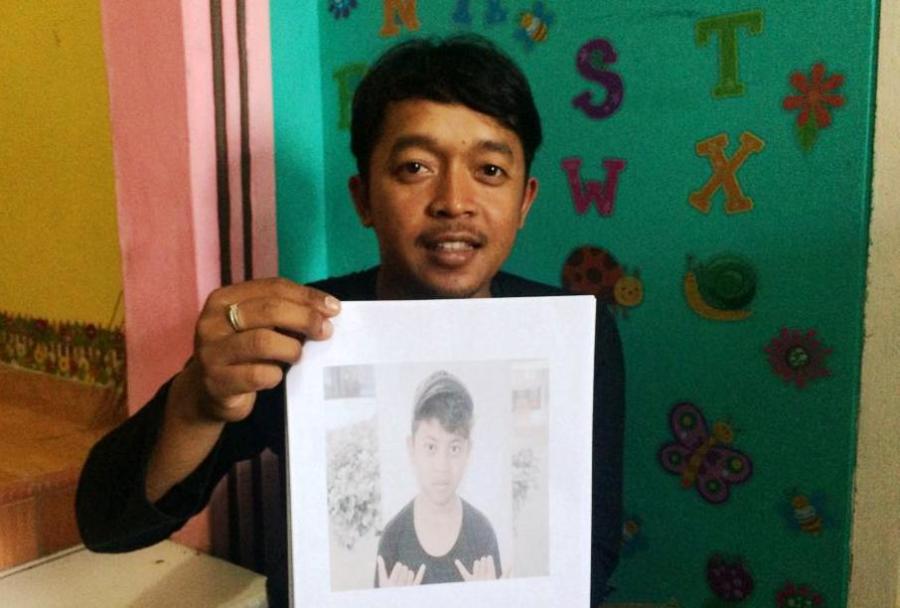 Anggota KPAID Tasikmalaya menunjukkan foto AS (12) yang kabur dari rumah dan diduga bergabung dengan komunitas anak jalanan. Foto: dara.co.id/Beni 