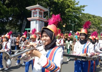 Marching band memeriahkan pembukaan MTQ ke-42 tingkat Kabupaten Garut, di Alun-alun Garut, Senin (21/10/2019). Foto: dara.co.id/Beni