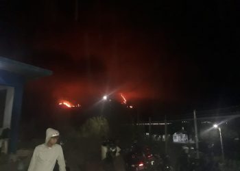 Api dari kebakaran Gunung Guntur terlihat dari permukiman penduduk di Desa Rancabango, Kecamatan Tarogong Kaler, Jumat (25/10/2019) malam. Foto: dara.co.id/Beni