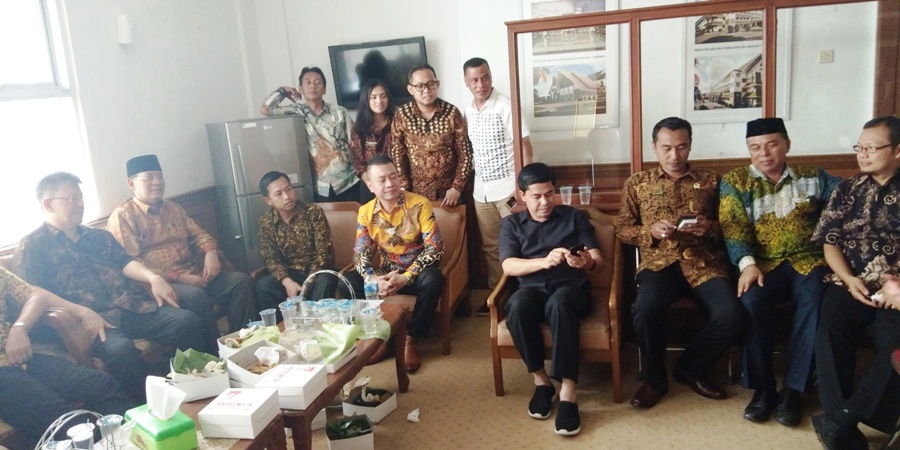 Pimpinan sementara,  bersama anggota DPRD mewakili partai seusai rapat internal pelaksanaan paripurna usulan pimpinan DPRD definitif. Foto: dara.co.id/Riri