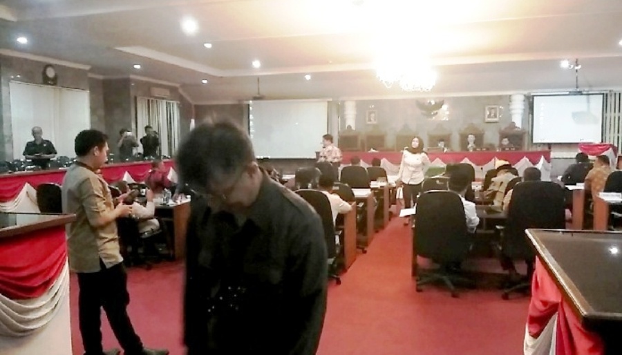 Interupsi dan walk out warnai Rapat Paripurna Pembentukan AKD Kota Sukabumi. Fraksi Demokrat saat meninggalkan rapat paripurna. Foto: dara.co.id/Riri
