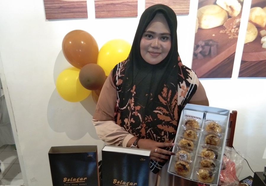 Manajer Operasional Raden Aren, Nurul Saomah, memperlihatkan bolu aren Garut atau Bolagar sebagai oleh-oleh baru Kabupaten Garut. Foto: dara.co .id/Beni 
