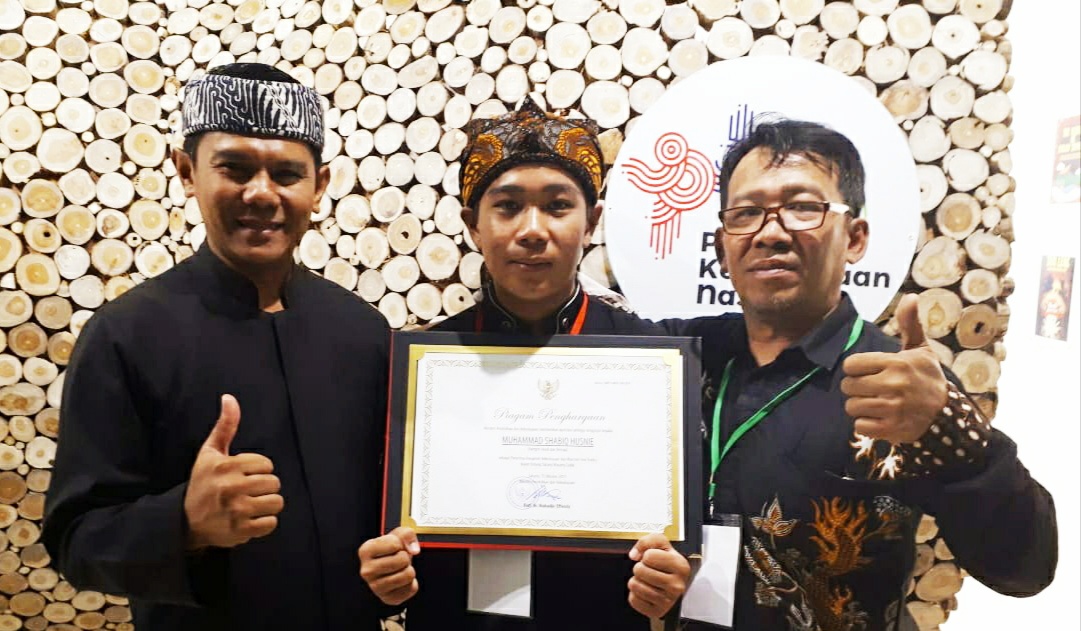Muhammad Shabiq Husnie (tengah), dalang cilik asal Selaawi, Garut memperlihatkan penghargaan yang diberikan Kementerian Pendidikan dan Kebudayaan. Foto: dara.co.id/Beni