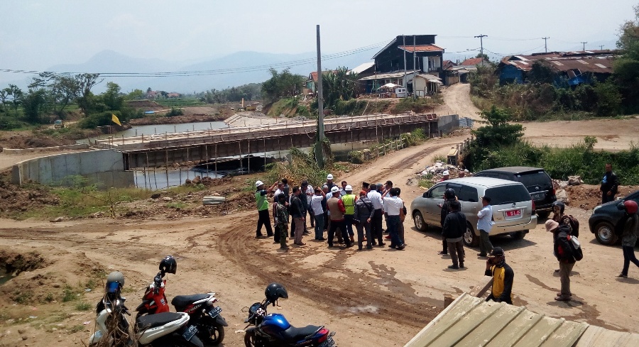 

Anggota DPRD meninjau lokasi proyek pembangunan floodway Cisangkuy. Foto: dara.co.id/Sopandi