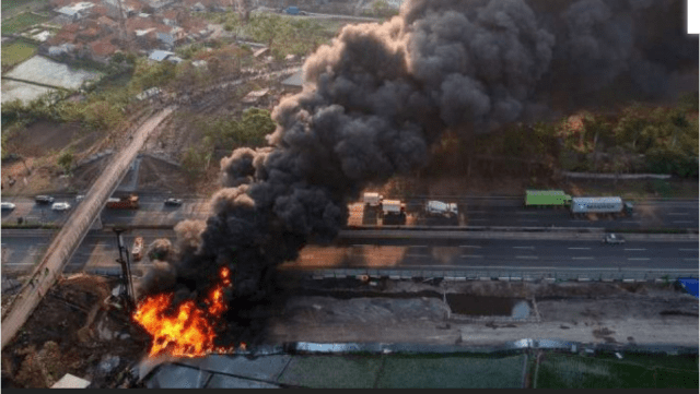 ILUSTRASI. 
Kebakaran pipa minyak PT Pertamina di Melong Cimahi Jawa Barat. Foto: screenshot vivanews