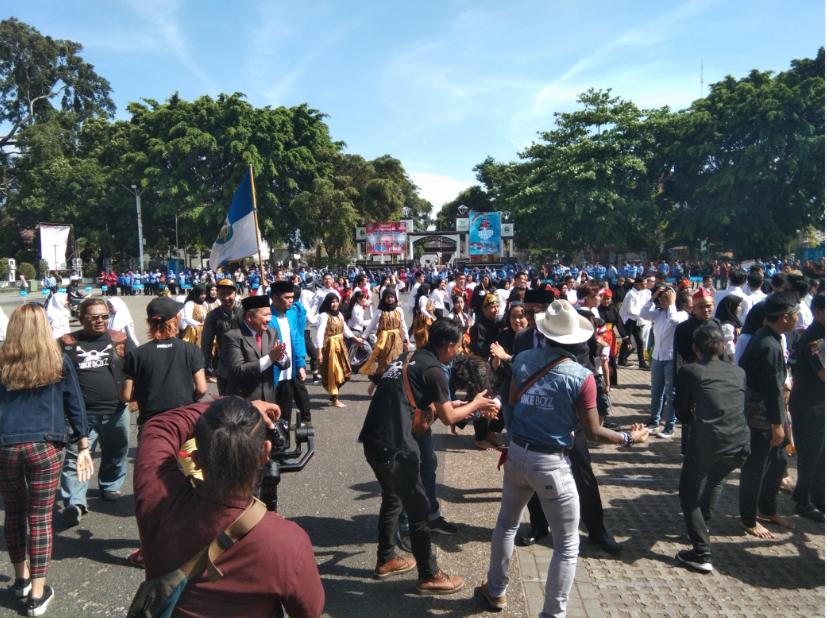 Keseruan tari flashmob dalam Hari Sumpah Pemuda di Garut (Foto: Beni)
