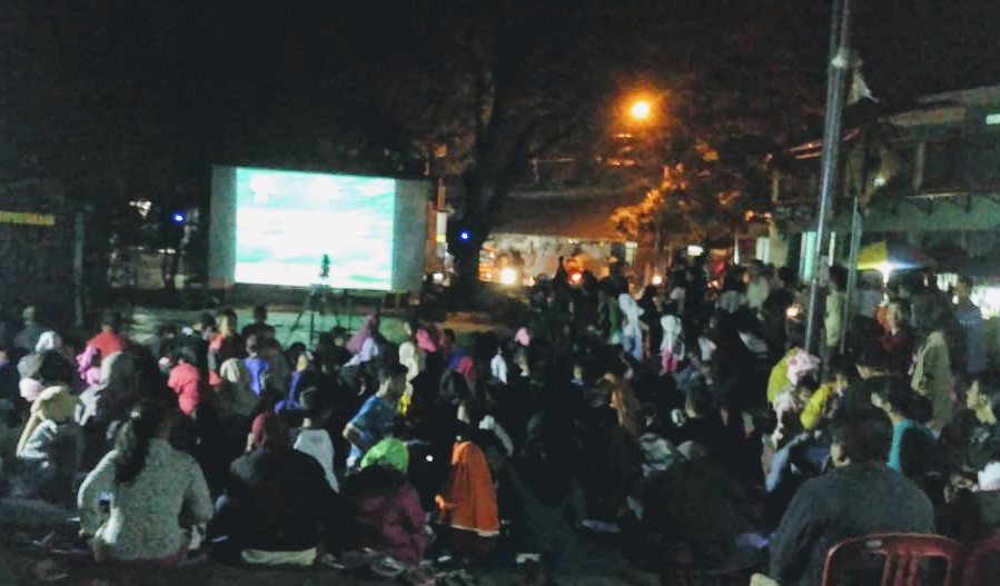Suasana nobar di Cikambuy Hilir yang penuh kekecewaan (Foto: Enu Wiharja)