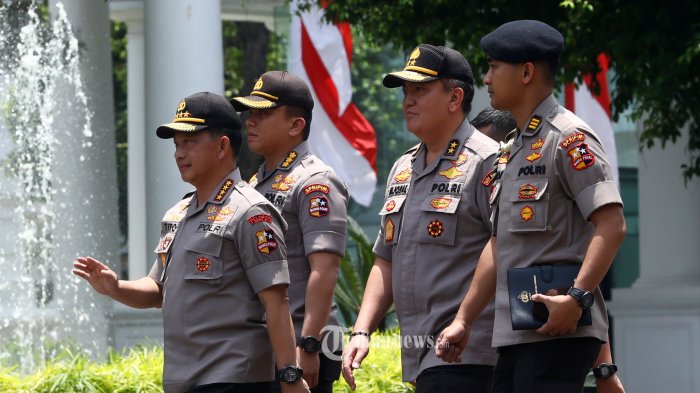 Jenderal Tito Karnavian bersama stafnya saat memenuhi panggilan Presiden Jokowi ke Istana Negara (Foto: tribunnews)