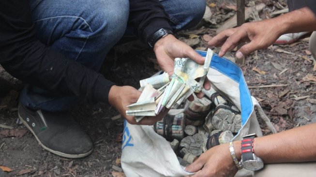 Polres Blitar Kota mengungkap uang di dalam karung milik jenazah perempuan tanpa identitas diikat karet gelang cukup rapi sesuai pecahannya. (Foto: istimewa/suara.com),.