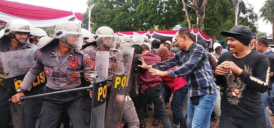 Aksi saling dorong antara warga dan polisi terjadi di Alun-alun Garut saat simulasi pengamanan Pilkades serentak, Jumat (1/11/2019). Foto: dara.co.id/Beni