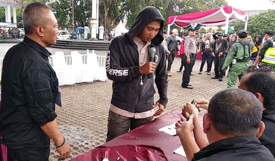 Simulasi Pilkades serentak digelar di Alun-alun Garut, Jumat (1/11/2019). Pilkades serentak di Garut akan dilaksanakan pada Selasa (5/11/2019). Foto: dara.co.id/Beni