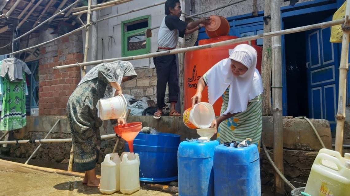 Sebagian warga tengah mengambil air dari rumah Budi. Foto-foto: dara.co.id/Riri