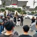 Alianai Kamisan menggelar aksi dengan mengangkat isu pelanggaran HAM, di Depan Balai Kota Sukabumi, Kamis (14/11/2019)sore. Foto: dara.co.id/Riri