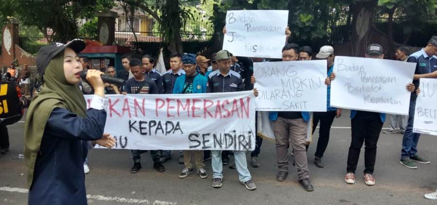 Massa menggeruduk kantor BPJS Sukabumi,  menolak kenaikan iuran dan mendesak perbaikan sistem. Foto: dara.co.id/Riri